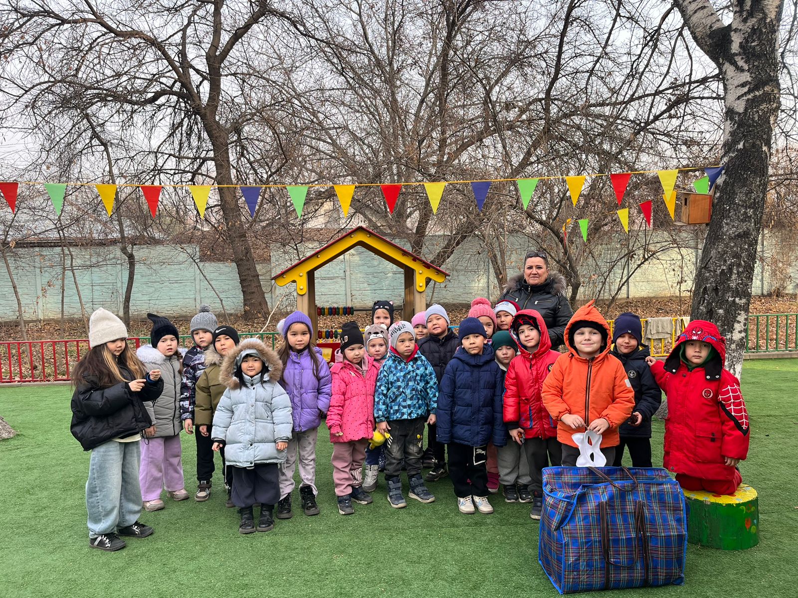 Бүгін түскі сағат 12.45-те дабыл сигналы қағылды. Алгоритм бойынша балабақша тәрбиеленушілері қауіпсіз аймаққа шығарылды.