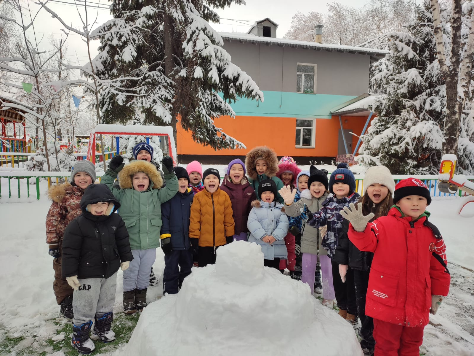 Мектепалды "Құлыншақ" тобы серуенде / На прогулке предшкольная группа "Құлыншақ"