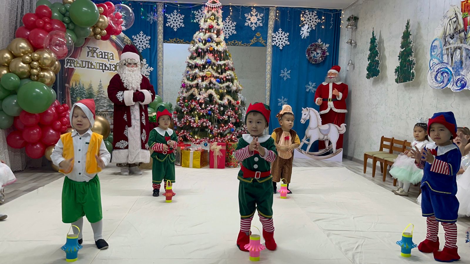 Новогодный утренник. Младшей группы "Балапан" Мероприятие подарила детям приподнятое настроение